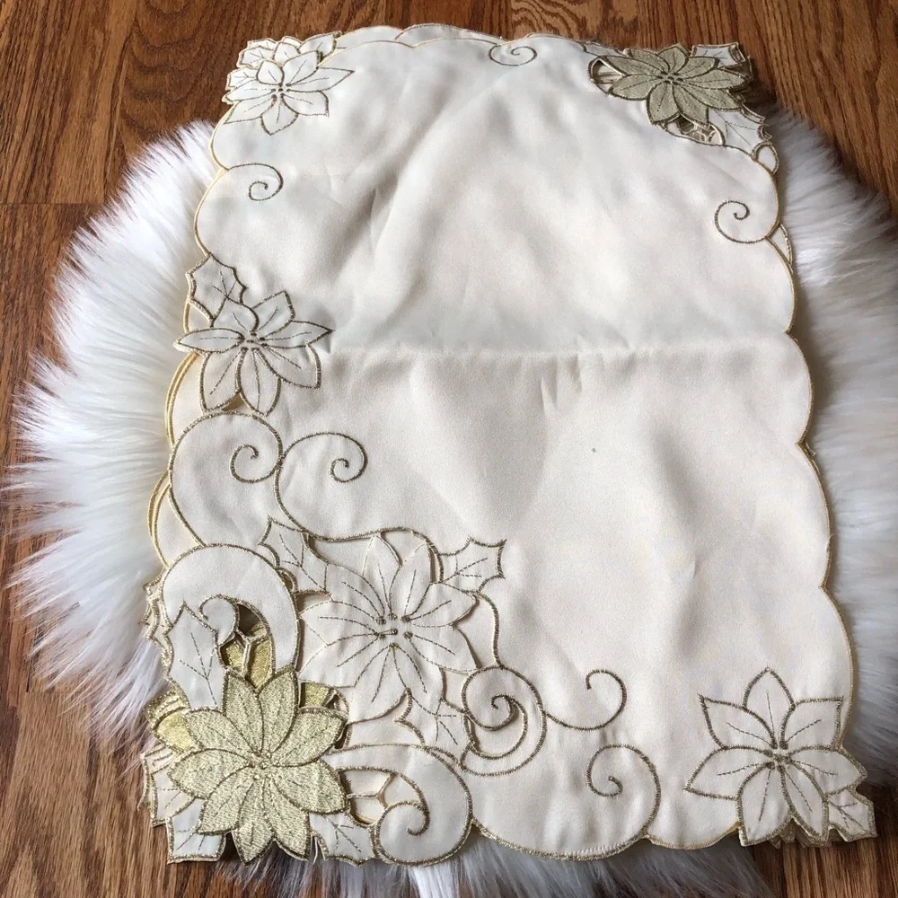 Homewear  ivory Shimmering Poinsettia set of 4 table linens